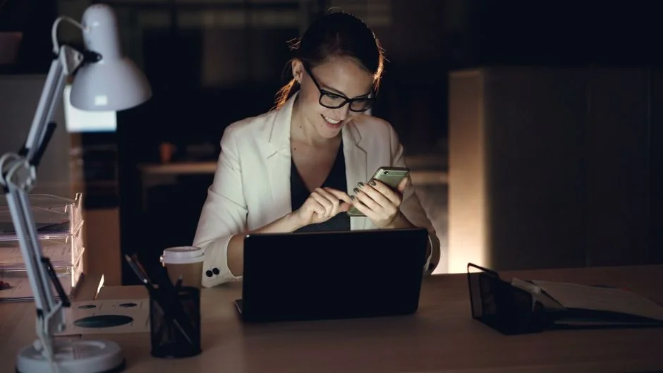 Espace de travail élégant avec ordinateur portable et écran pour le marketing sur les réseaux sociaux.